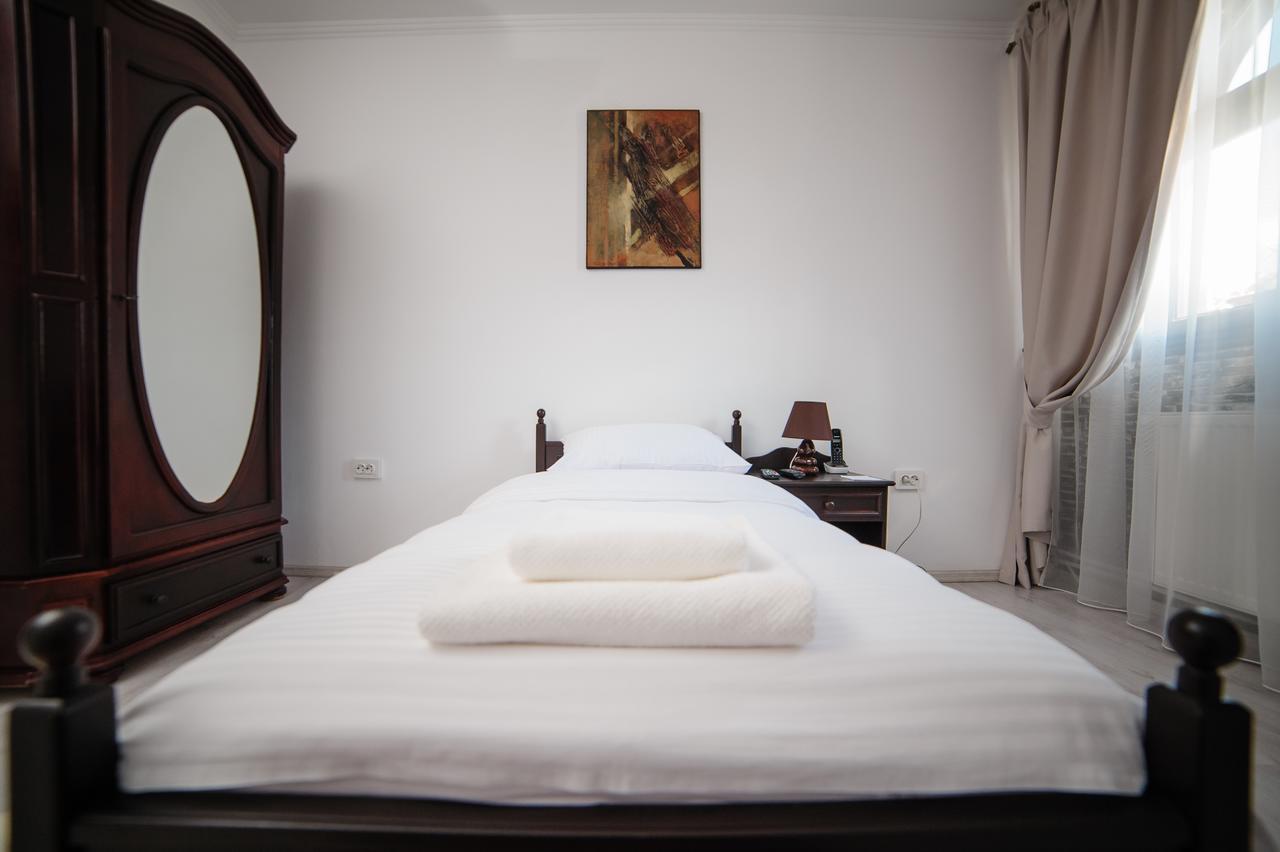 Hotel Gala Oradea Buitenkant foto