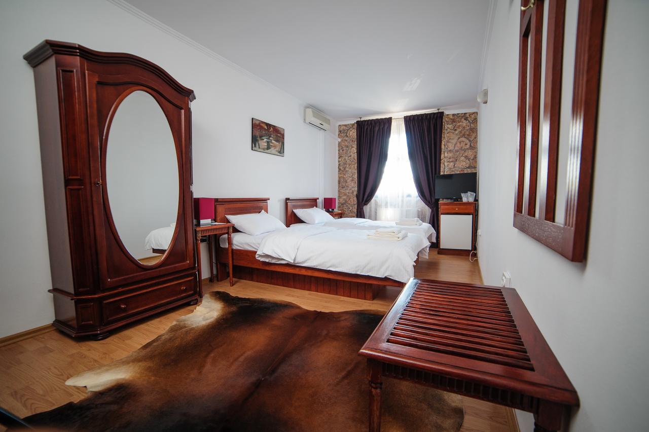 Hotel Gala Oradea Buitenkant foto